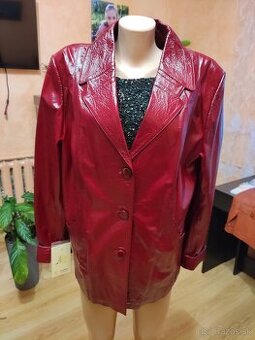 Červená kožená bunda.