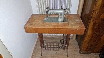 Starožitný šijací stroj Minerva