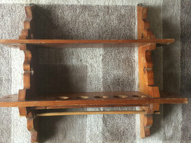 Ručne vyrezávaná drevená polica na koreničky - 1