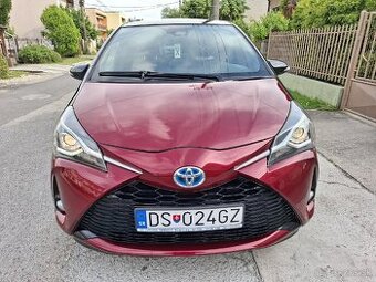Predám TOYOTA YARIS 1.5 HYBRID SELECTION