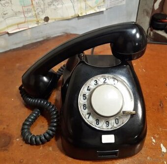 Bakelitový telefon TESLA z roku 1978