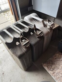 Predám 20 l železné kanistre.