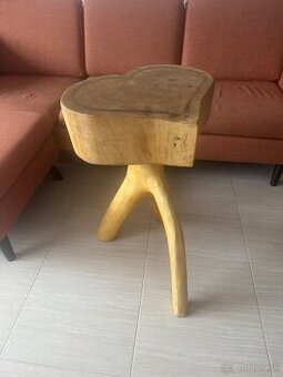 Masívny stolík „SRDCE“ – ručná výroba, originálny kus