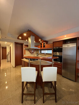 Nadštandardný 7-izbový rodinný dom s bazénom a saunou, Rača