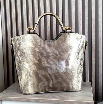 Lakovaná kabelka do ruky