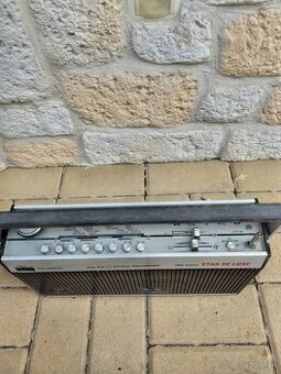 Staré radio na kazety.