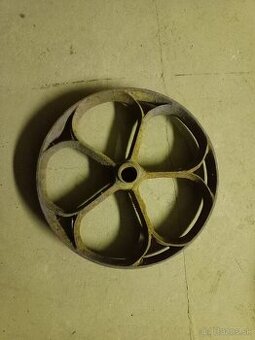 Starožitné kovové ozdobné kolesá