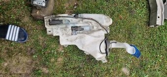 Nádržka na vodu do ostrekovačov aj s cerpadielkami Audi A8 D