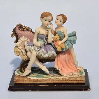 Dve resinové sošky na drevenom podstavci - Baletky