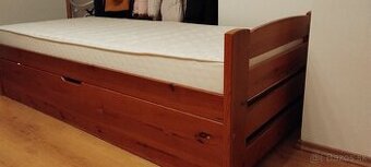 Posteľ z  masívu