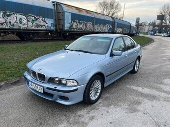 BMW 540i AT - ind. farba Silverstone