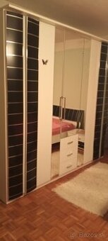 Skriňa dvojpostel s matracmi krásna bielo čierna vstavané zr