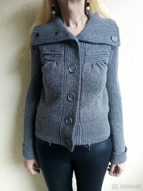 Šedý hrubý sveter s väčšími gombíkami značky H&M - 1