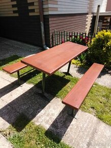 Záhradný stôl z lavicami