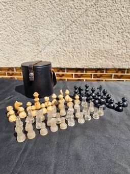 Šachové figúrky rôzneho druhu