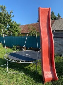 Šmýkačka s trampolínou