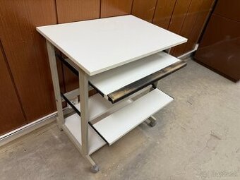 Predám univerzálny stolík s vysúvacimi policami
