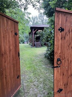 Na predaj pozemok o rozlohe 292000 m2 s poľovníckou chatou