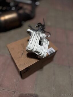 Brzdový strmen zadný-pravý