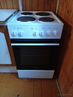 Elektrický sporák Mora  biely