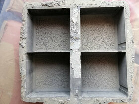 Plastové formy na betonové výrobky.