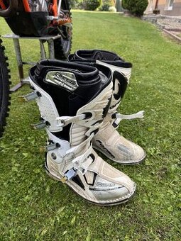 Forma Dominator Comp topanky na motorku