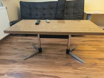 Konferencny stolik .