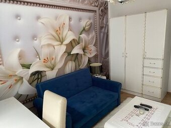 Modrý rozťahovací semišový gauč