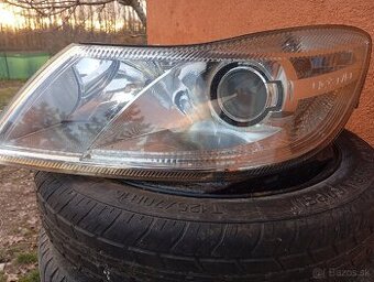 Predám predné ľavé svetlo ksenon.