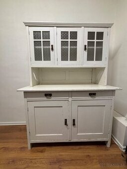 Starožitný príborník