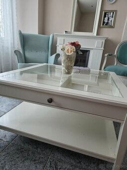 biely konferenčný stolík do obývačky.