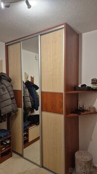 Vstvaná skriňa na mieru