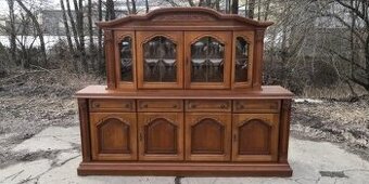 Rustikálna dlhá komoda s vitrínou