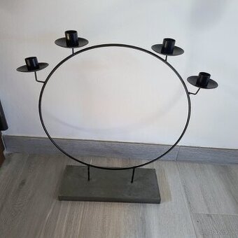 Kovový svietnik, kôš, stojan na noviny