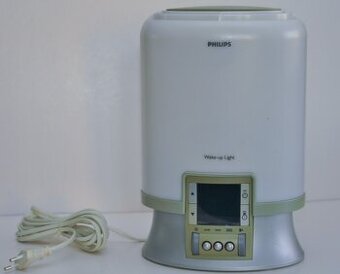 Lampa s budíkom a rádiom.