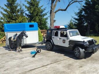 Bruder kôň, prepravník, policajné auto
