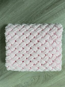 Háčkovaná baby pink (ružová) deka z jemnej evo vlny