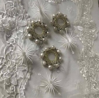 Retro ozdoby na stromček a snehové vločky.