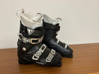 Lyže, palice a lyžiarky