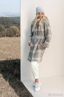 KRÁSNY KABÁT slovenskej značky LULL, PC 112 EUR