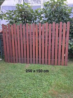 Drevený plot s bránou