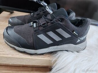 Detské tenisky Adidas s goratexom a podrážkou continental