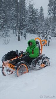 Terénny vozik 2x 1500W 40km/h dojazd 50km pre vozičkárov