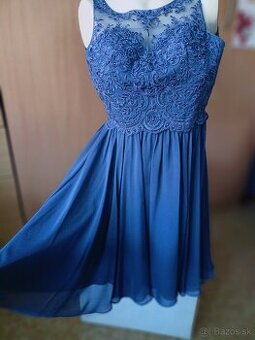 Krásne spoločenské šedé šaty vyšívane kamienkami