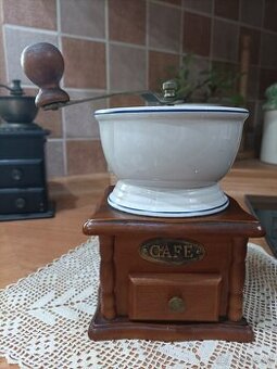 Drevený mlynček na kávu s keramickou nádobou