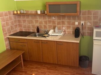 Kuchyňa s varnou doskou a dresom