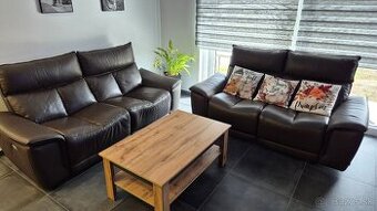 Predám kožený gauč s elektrickým polohovaním a USB - 1