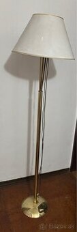 Predam samostatne stojacu lampu
