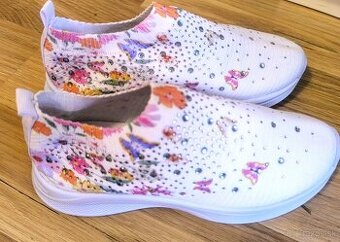 NOVÉ DÁMSKE JARNÉ ELEGANTNÉ tenisky s kamienkami č.38