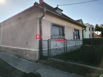 Rodinný dom na rekonštrukciu s priestranným pozemkom, garážo